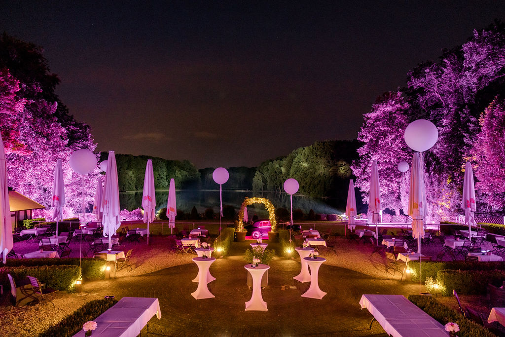 Biergarten ausgeleuchtet für Hochzeit