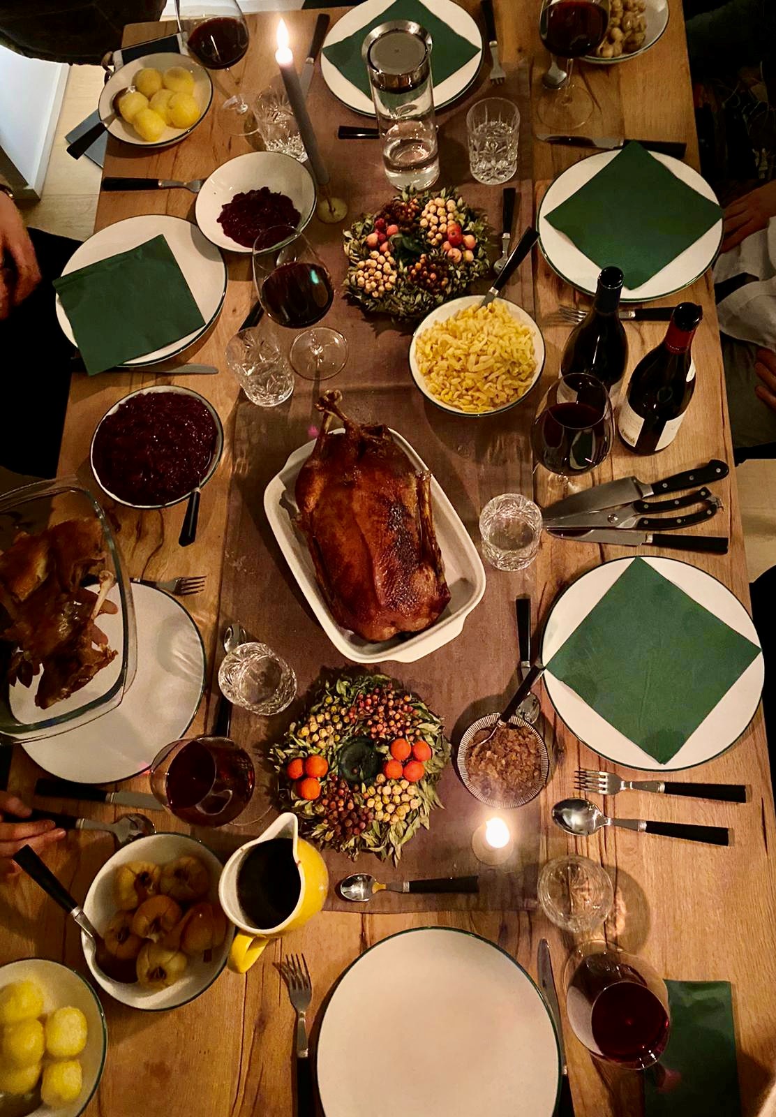 Festlich gedeckter Tisch mit knusprig gebratener Gans, Kartoffelklößen und Rotkohl – das Gänsetaxi vom Club Astoria für den Genuss zu Hause.