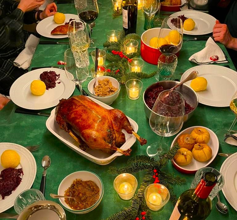Festliches Gänseessen mit frisch gebratener Gans im Club Astoria am Adenauer Weiher in Köln